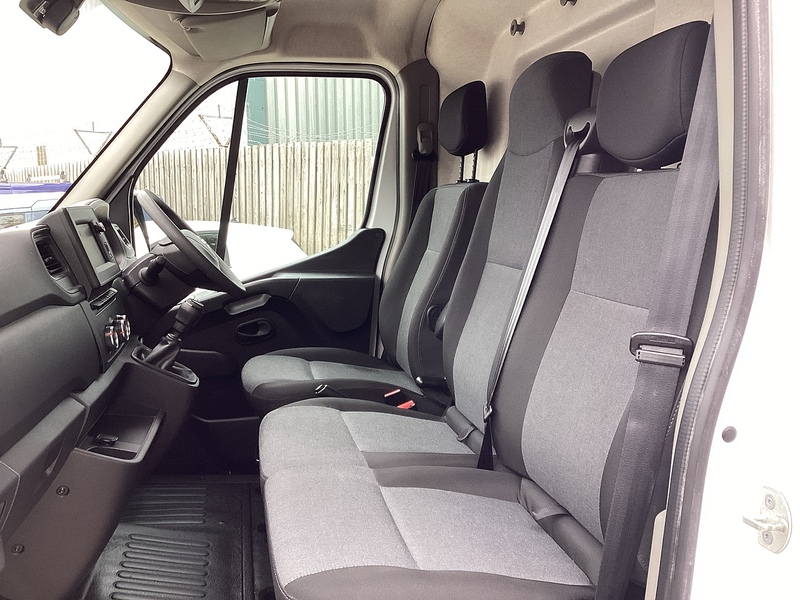 Nissan dCi 35 Tekna F35 MWB M/R A/C Euro 6