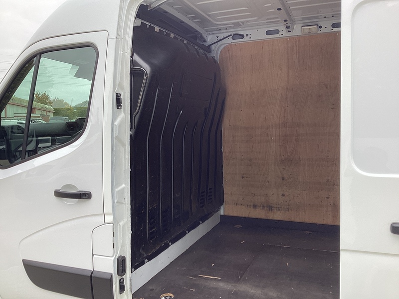 Nissan dCi 35 Tekna F35 MWB M/R A/C Euro 6