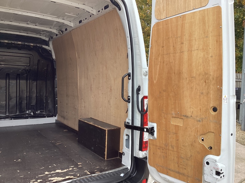 Nissan dCi 35 Tekna F35 MWB M/R A/C Euro 6