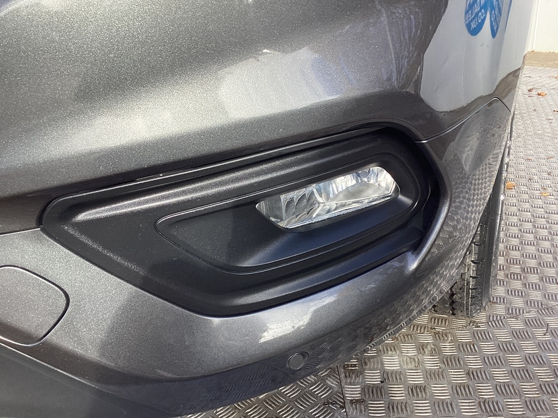 Ford 300 EcoBlue Limited SWB A/C Euro 6