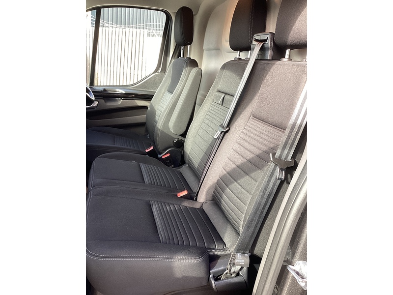 Ford 300 EcoBlue Limited SWB A/C Euro 6