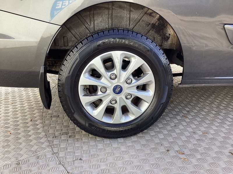 Ford 300 EcoBlue Limited SWB A/C Euro 6