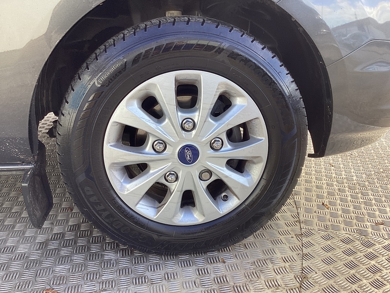 Ford 300 EcoBlue Limited SWB A/C Euro 6