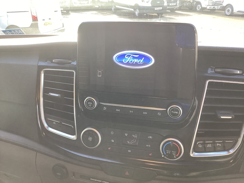 Ford 300 EcoBlue Limited SWB A/C Euro 6