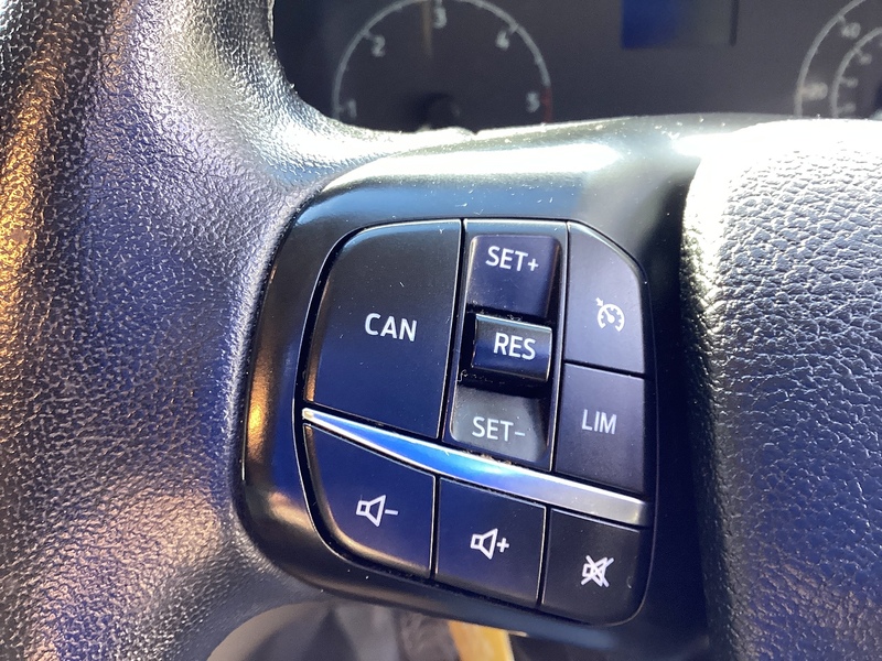 Ford 300 EcoBlue Limited SWB A/C Euro 6