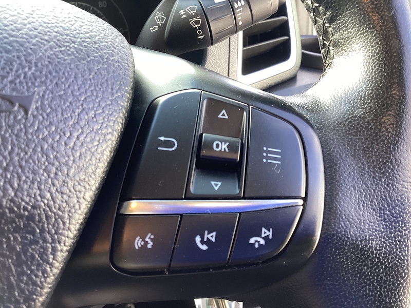 Ford 300 EcoBlue Limited SWB A/C Euro 6