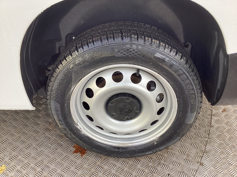 Peugeot BlueHDi 950 Professional Premium + LWB A/C Euro 6