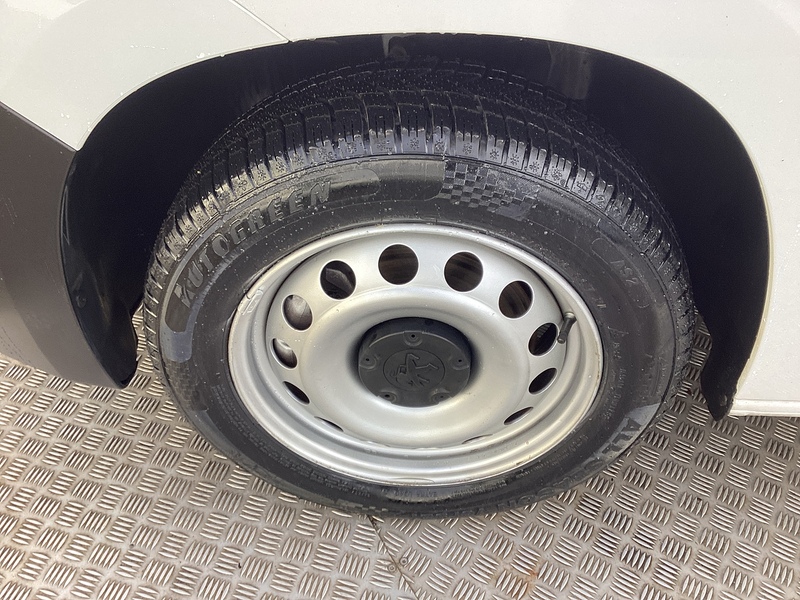 Peugeot BlueHDi 950 Professional Premium + LWB A/C Euro 6