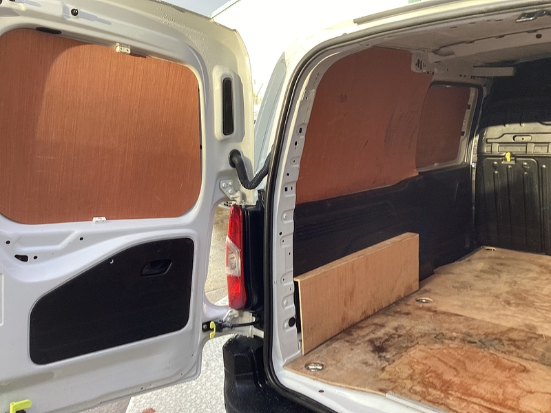 Peugeot BlueHDi 950 Professional Premium + LWB A/C Euro 6