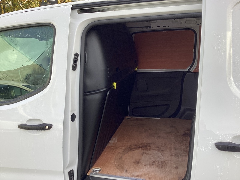 Peugeot BlueHDi 950 Professional Premium + LWB A/C Euro 6