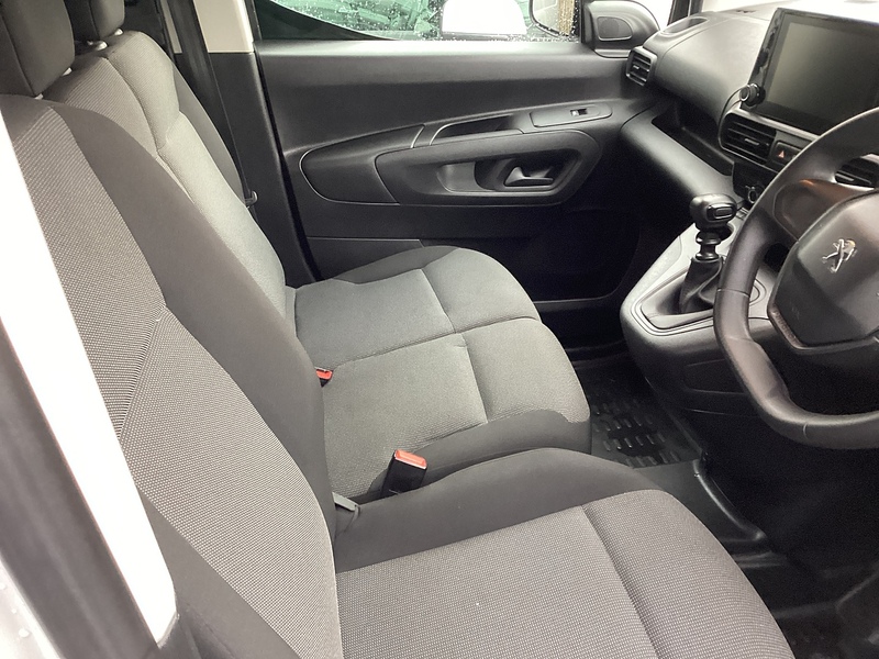 Peugeot BlueHDi 950 Professional Premium + LWB A/C Euro 6