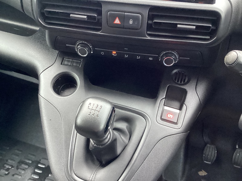 Peugeot BlueHDi 950 Professional Premium + LWB A/C Euro 6