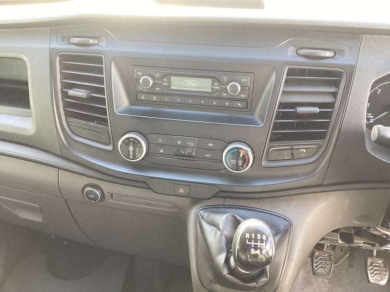 Ford 300 EcoBlue SWB H/R A/C Euro 6