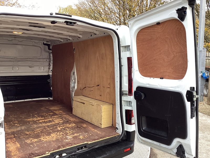 Renault dCi Blue LL30 Business+ LWB L/R A/C Euro 6