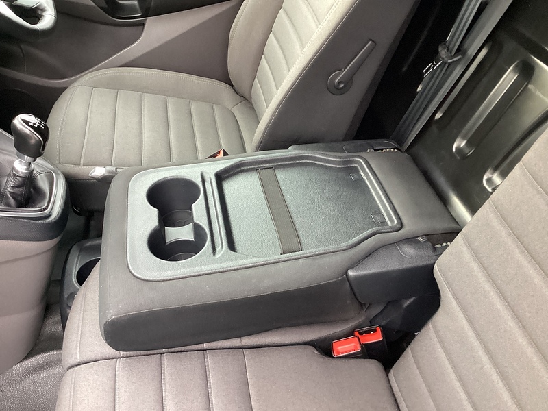 Ford 240 EcoBlue Limited LWB L/R A/C Euro 6