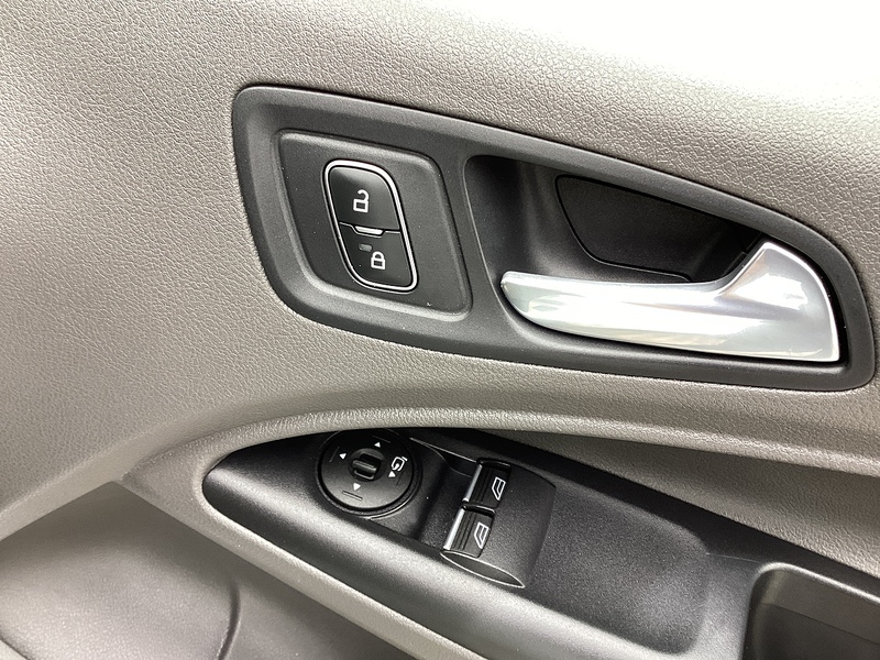 Ford 240 EcoBlue Limited LWB L/R A/C Euro 6