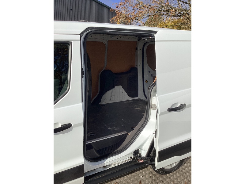 Ford 200 EcoBlue Leader SWB L/R Euro 6  