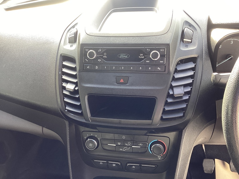 Ford 200 EcoBlue Leader SWB L/R Euro 6  