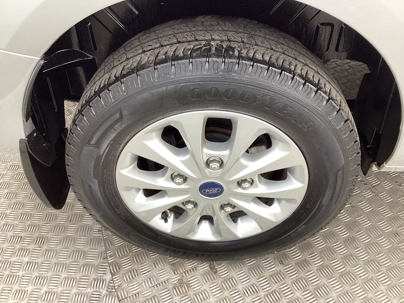 Ford 300 EcoBlue Limited SWB L/R A/C Euro 6