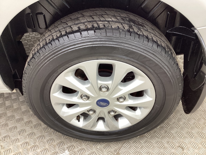 Ford 300 EcoBlue Limited SWB L/R A/C Euro 6