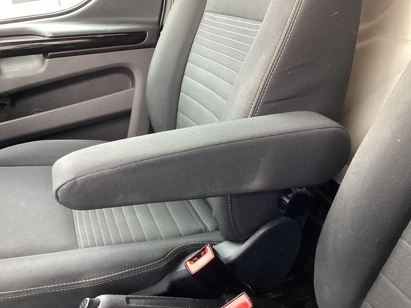 Ford 300 EcoBlue Limited SWB L/R A/C Euro 6