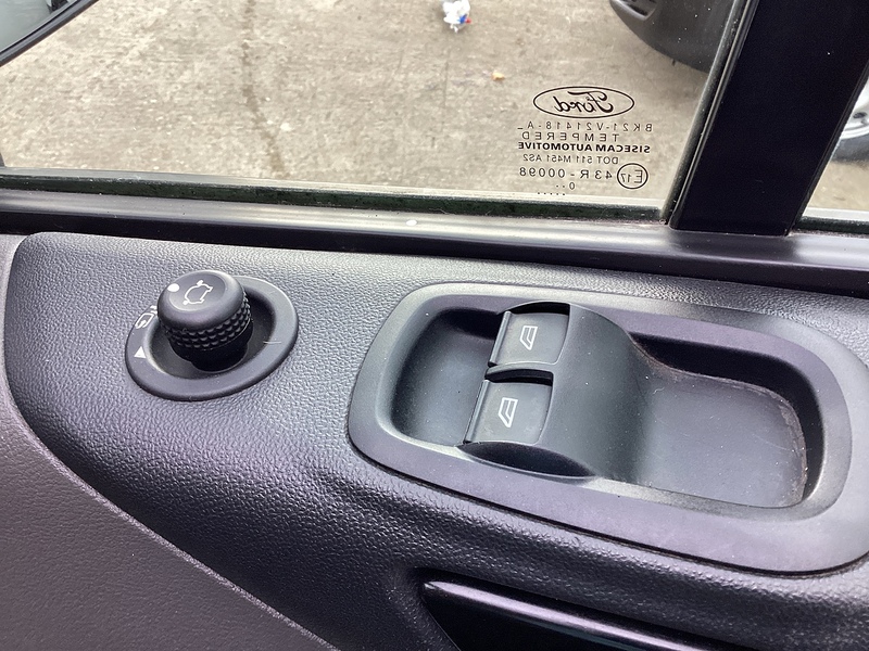 Ford 300 EcoBlue Limited SWB L/R A/C Euro 6