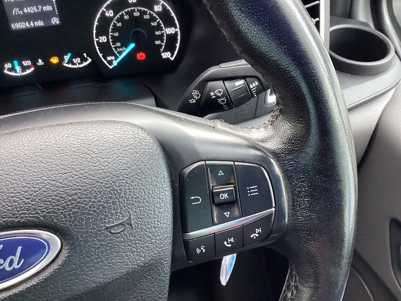 Ford 300 EcoBlue Limited SWB L/R A/C Euro 6