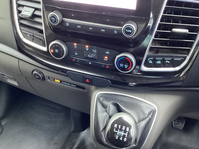 Ford 300 EcoBlue Limited SWB L/R A/C Euro 6