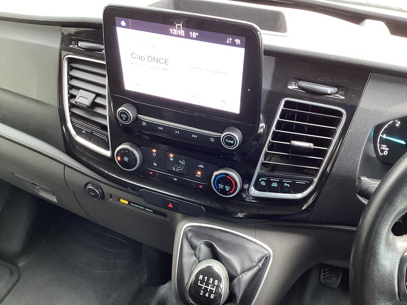 Ford 300 EcoBlue Limited SWB L/R A/C Euro 6