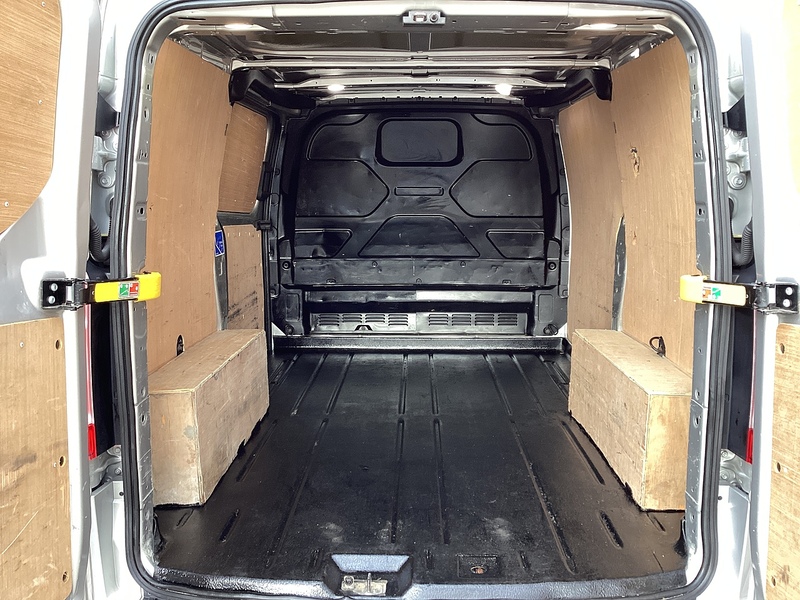 Ford 300 EcoBlue Limited SWB L/R A/C Euro 6