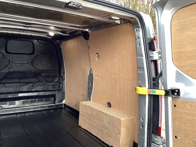 Ford 300 EcoBlue Limited SWB L/R A/C Euro 6