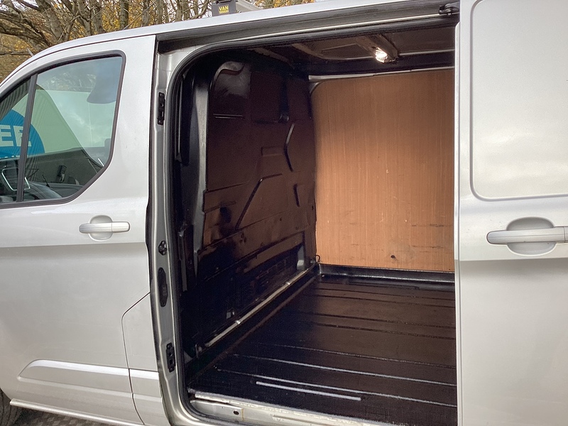 Ford 300 EcoBlue Limited SWB L/R A/C Euro 6