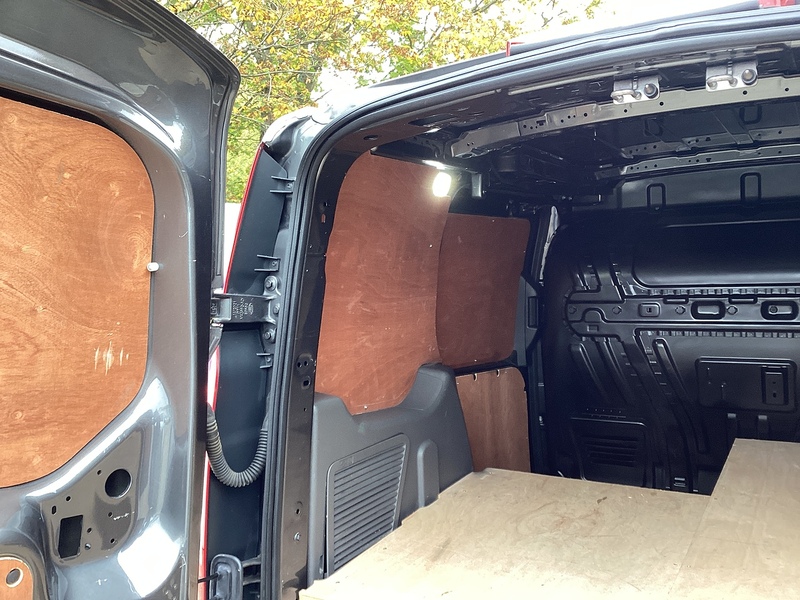 Ford 240 EcoBlue Limited SWB L/R Euro 6