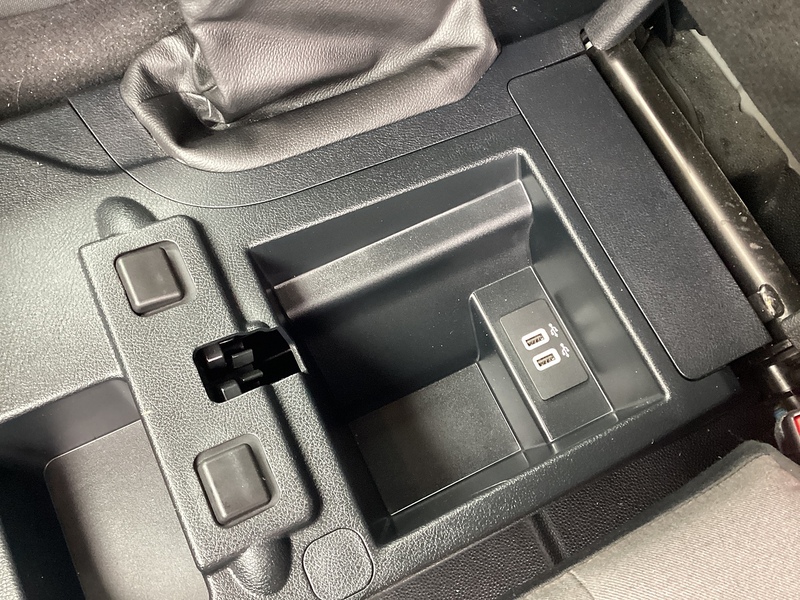 Ford 240 EcoBlue Limited SWB L/R Euro 6