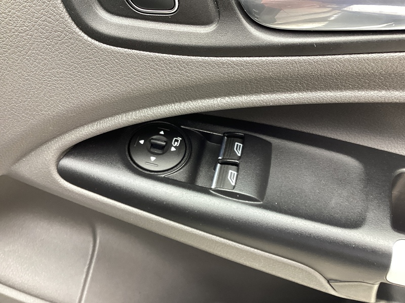 Ford 240 EcoBlue Limited SWB L/R Euro 6