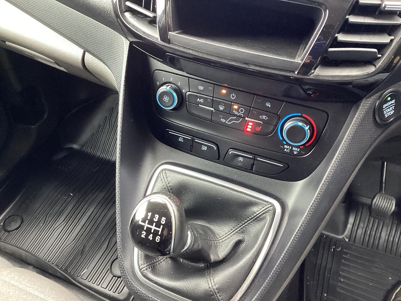 Ford 240 EcoBlue Limited SWB L/R Euro 6