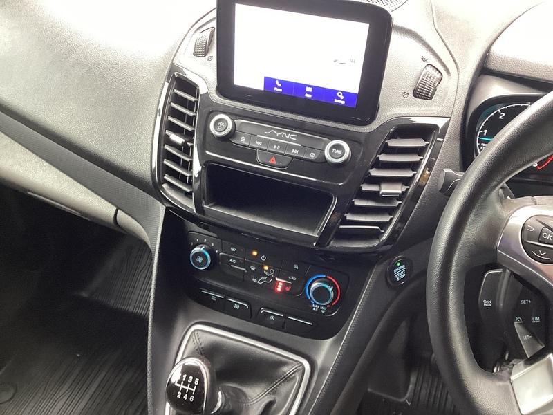 Ford 240 EcoBlue Limited SWB L/R Euro 6