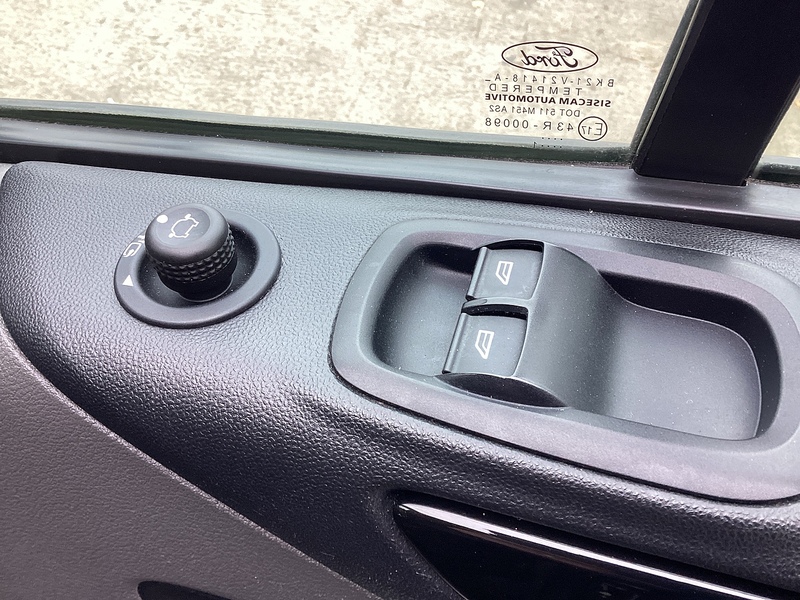 Ford 280 EcoBlue Limited SWB L/R Euro 6