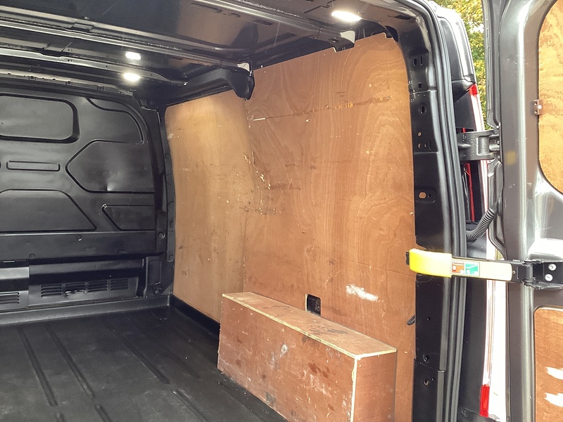 Ford 280 EcoBlue Limited SWB L/R Euro 6