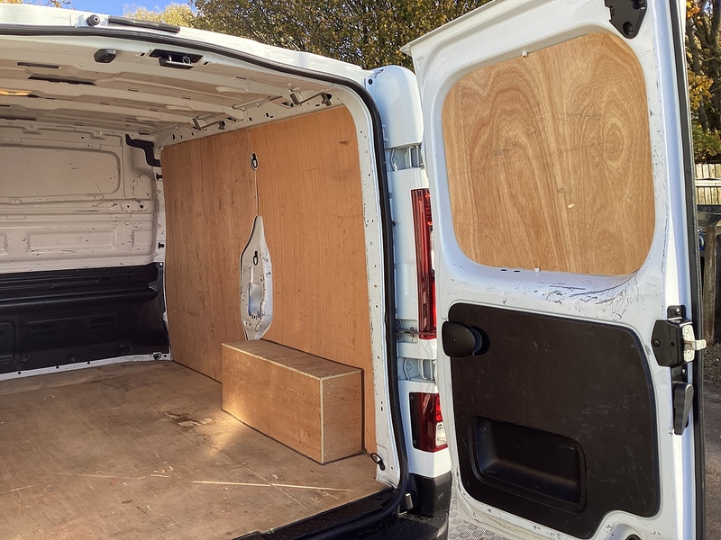 Renault dCi Blue SL28 Business+ SWB Euro 6