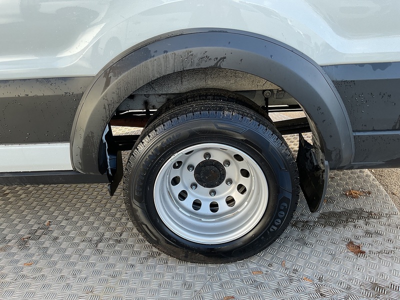 Ford 460 EcoBlue Leader 17 Seat Minibus