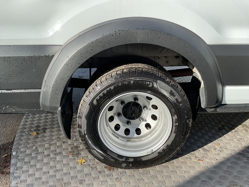 Ford 460 EcoBlue Leader 17 Seat Minibus