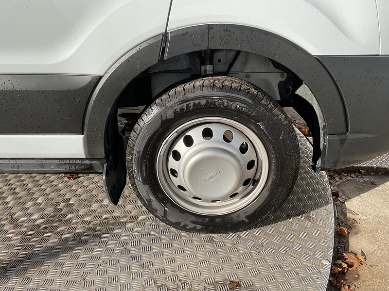 Ford 460 EcoBlue Leader 17 Seat Minibus