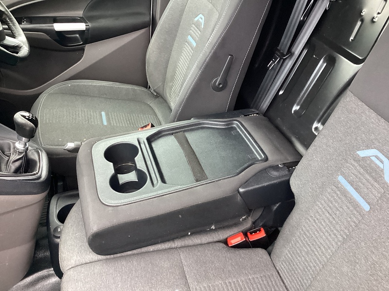 Ford 200 EcoBlue Active SWB Euro 6 **NO VAT**