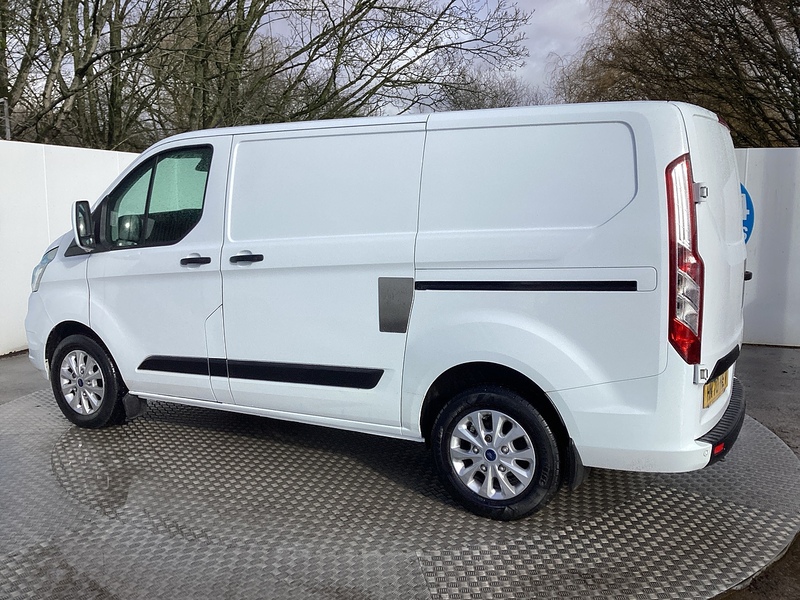 Ford 300 EcoBlue Trend SWB L/R Euro 6