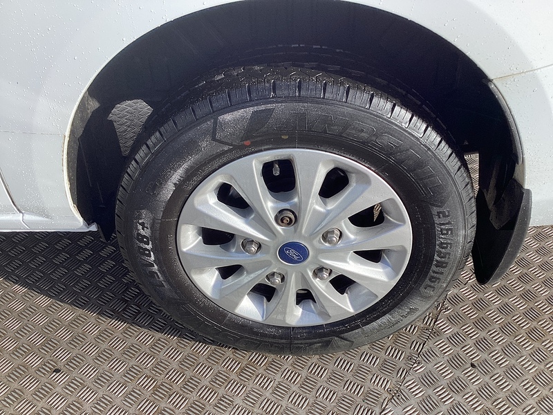 Ford 300 EcoBlue Trend SWB L/R Euro 6