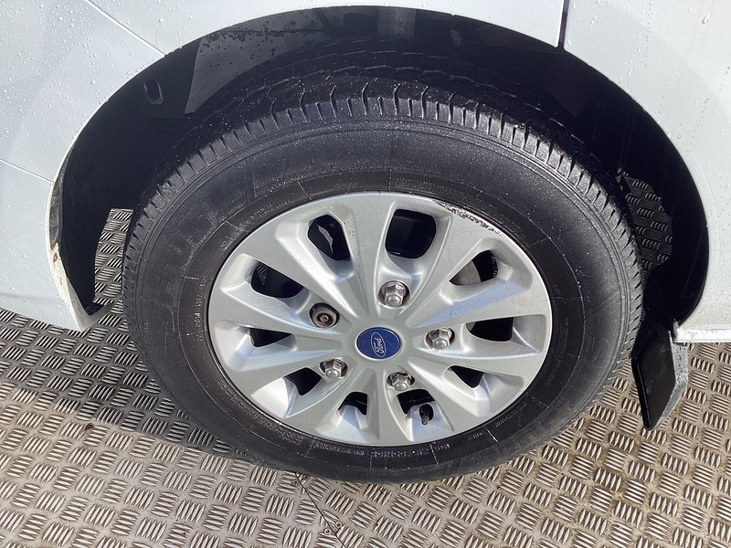 Ford 300 EcoBlue Trend SWB L/R Euro 6