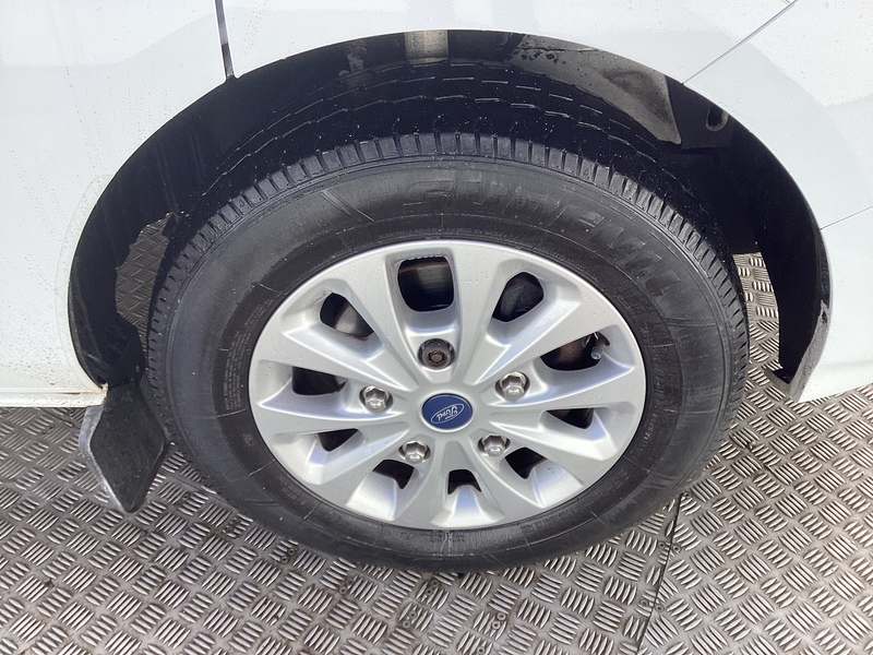 Ford 300 EcoBlue Trend SWB L/R Euro 6