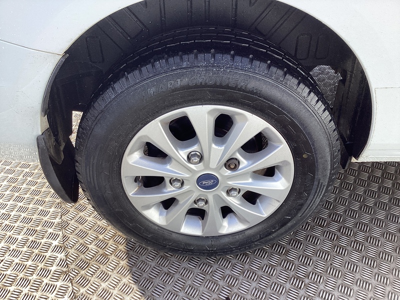 Ford 300 EcoBlue Trend SWB L/R Euro 6