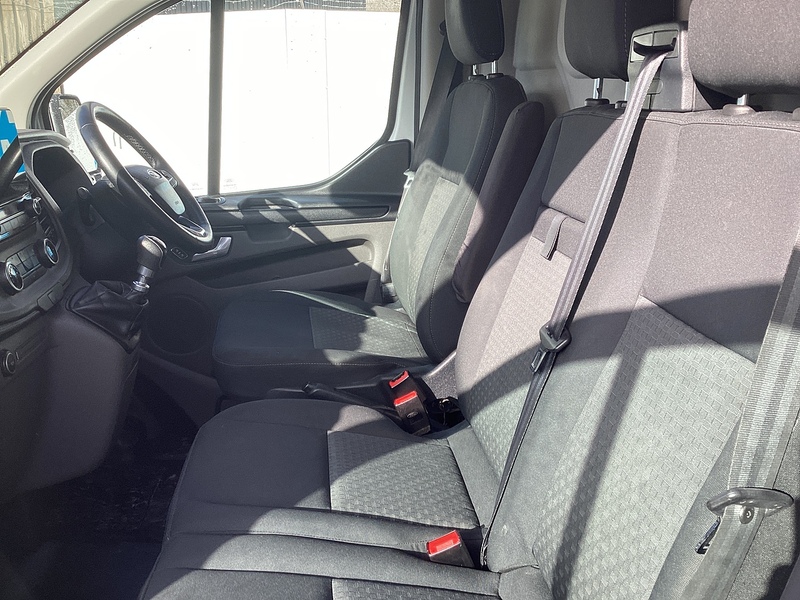 Ford 300 EcoBlue Trend SWB L/R Euro 6